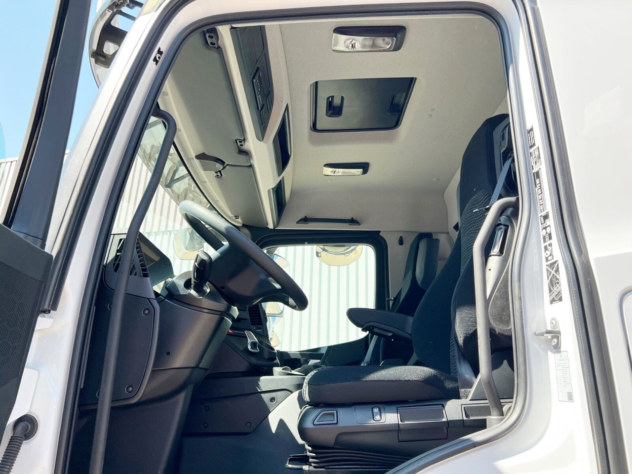 Interior photo 1: Nov Kotalni prekucni tovornjak Mercedes-Benz Arocs 3240 8x4 Arocs 3240 8x4/42