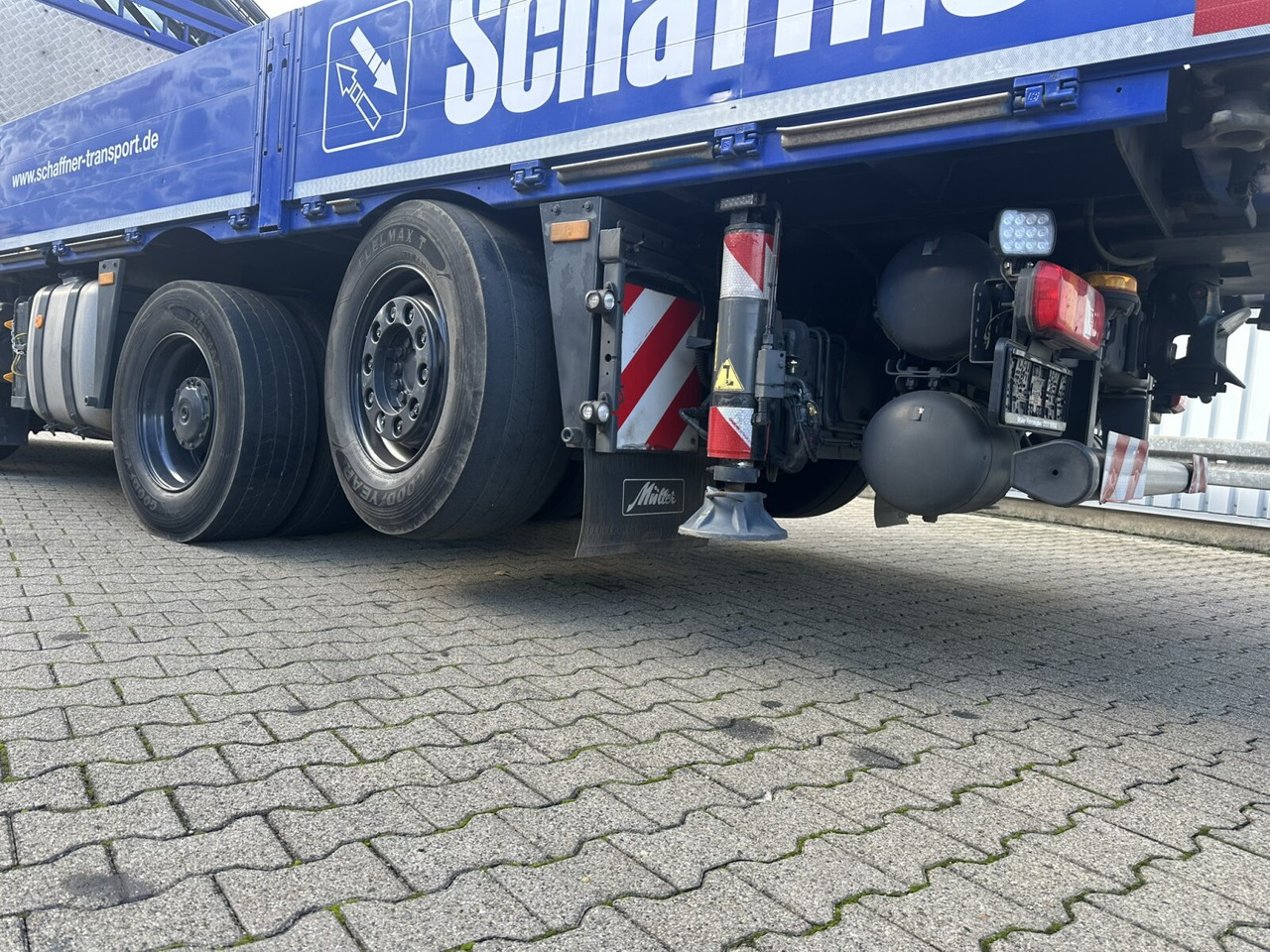 Mercedes-Benz Arocs 3245 L 8x2/6 Arocs 3245 L 8x2/6, Kran Fassi F 545 RA 2.26 XE, Jib, Funk, 29,7 m - 400 kg - Tovornjak z dvigalom, Tovornjak s kesonom: slika 4 Mercedes-Benz Arocs 3245 L 8x2/6 Arocs 3245 L 8x2/6, Kran Fassi F 545 RA 2.26 XE, Jib, Funk, 29,7 m - 400 kg - Tovornjak z dvigalom, Tovornjak s kesonom: slika 4