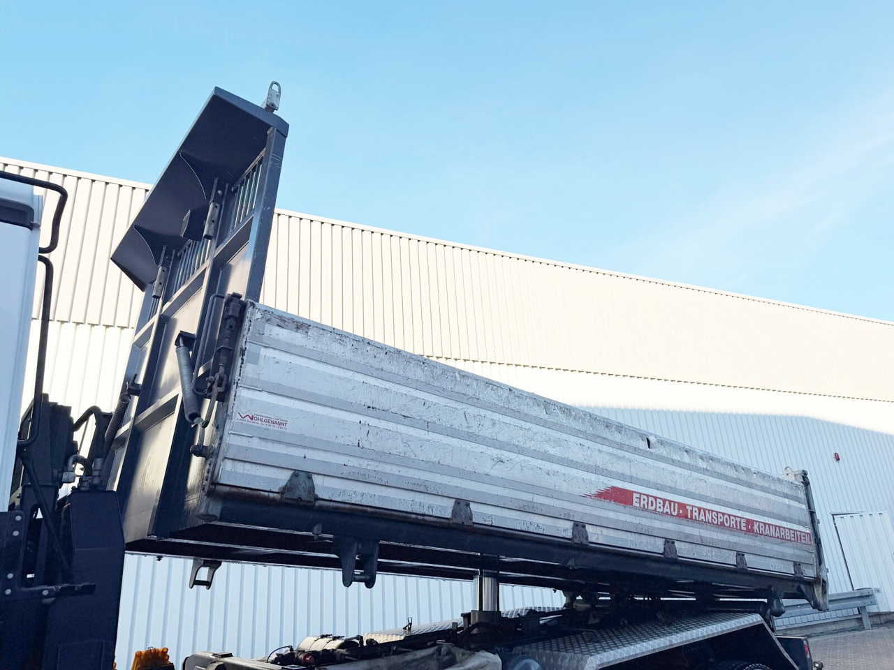 Mercedes-Benz Arocs 3351 AK 6x6 Arocs 3351 AK 6x6, Retarder, Grounder, Motorabtrieb, pneum. Heckklappenöffnung - Tovornjak prekucnik: slika 2 Mercedes-Benz Arocs 3351 AK 6x6 Arocs 3351 AK 6x6, Retarder, Grounder, Motorabtrieb, pneum. Heckklappenöffnung - Tovornjak prekucnik: slika 2