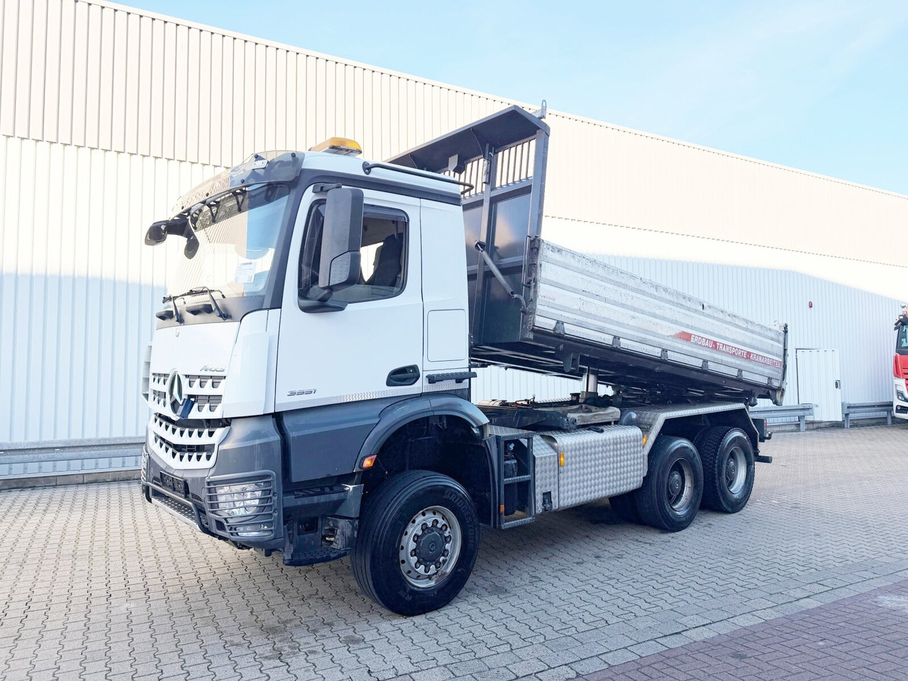 Mercedes-Benz Arocs 3351 AK 6x6 Arocs 3351 AK 6x6, Retarder, Grounder, Motorabtrieb, pneum. Heckklappenöffnung - Tovornjak prekucnik: slika 1 Mercedes-Benz Arocs 3351 AK 6x6 Arocs 3351 AK 6x6, Retarder, Grounder, Motorabtrieb, pneum. Heckklappenöffnung - Tovornjak prekucnik: slika 1