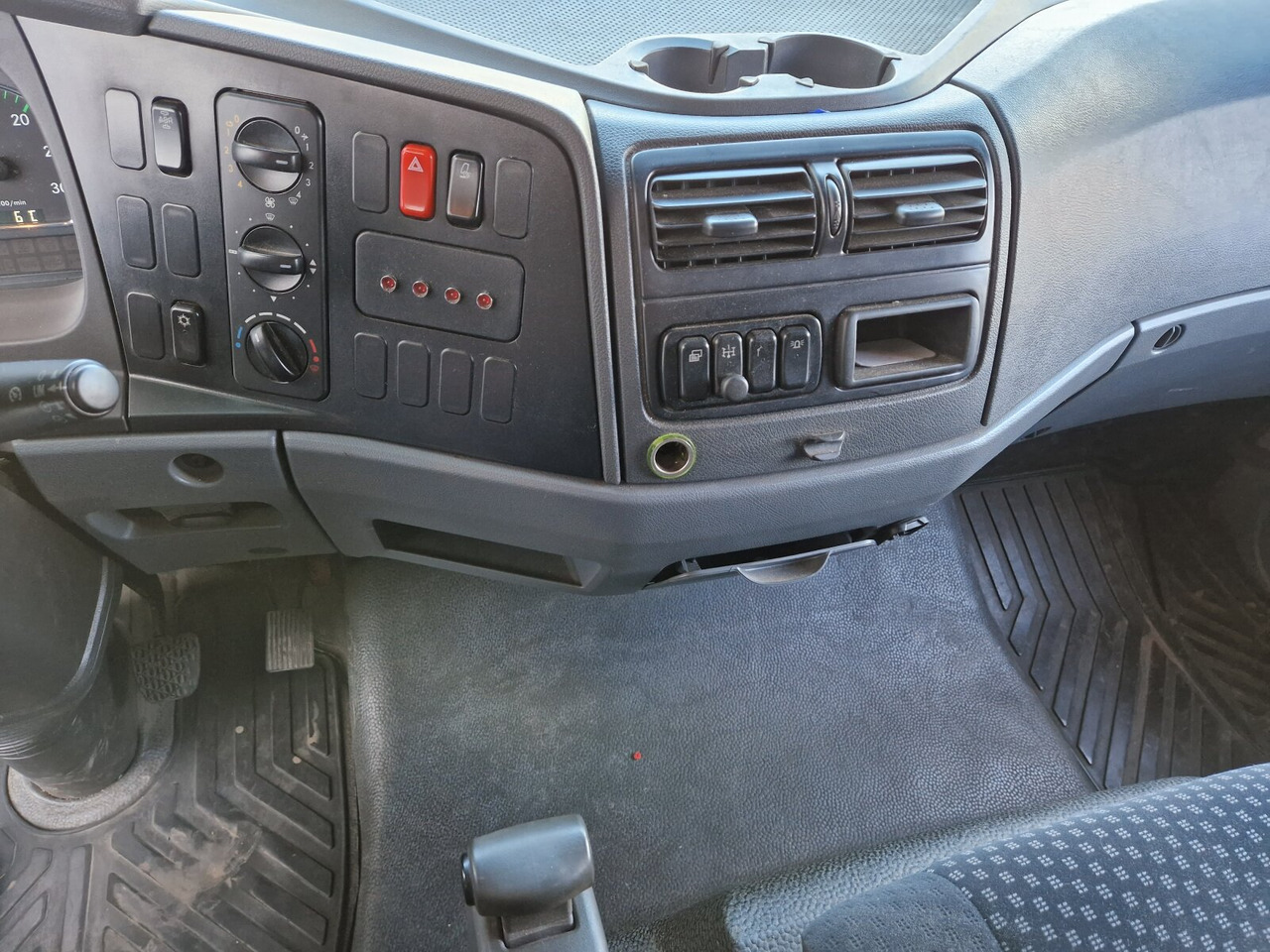 Mercedes-Benz Atego 1218 L 4x2 1218 L 4x2, Fassi Kran F 95A21 5.9m-1.545 kg, - Tovornjak z dvigalom: slika 4 Mercedes-Benz Atego 1218 L 4x2 1218 L 4x2, Fassi Kran F 95A21 5.9m-1.545 kg, - Tovornjak z dvigalom: slika 4