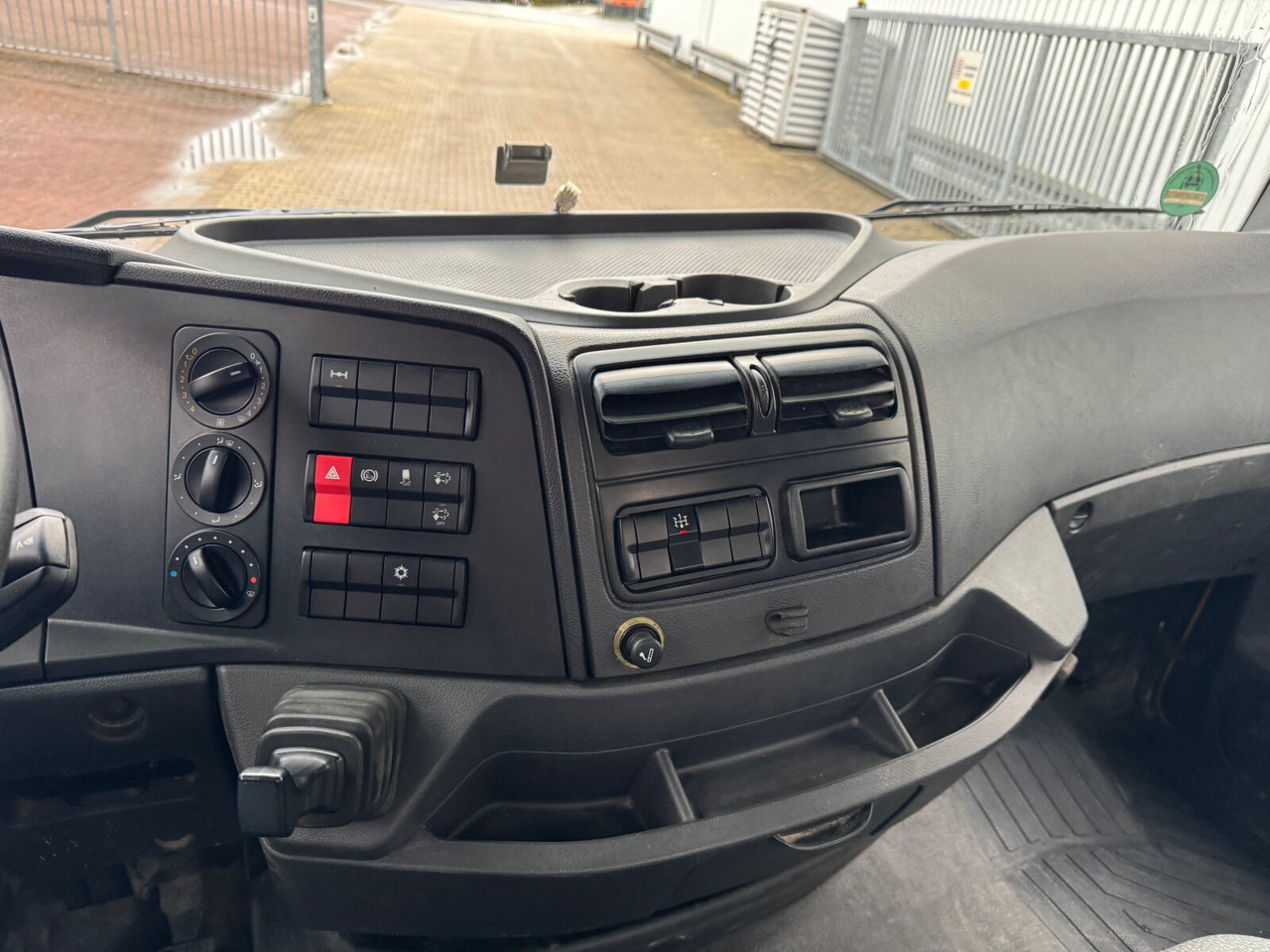 Mercedes-Benz Atego 1221 K 4x2 Atego 1221 K 4x2, 2x AHK - Tovornjak prekucnik: slika 4 Mercedes-Benz Atego 1221 K 4x2 Atego 1221 K 4x2, 2x AHK - Tovornjak prekucnik: slika 4