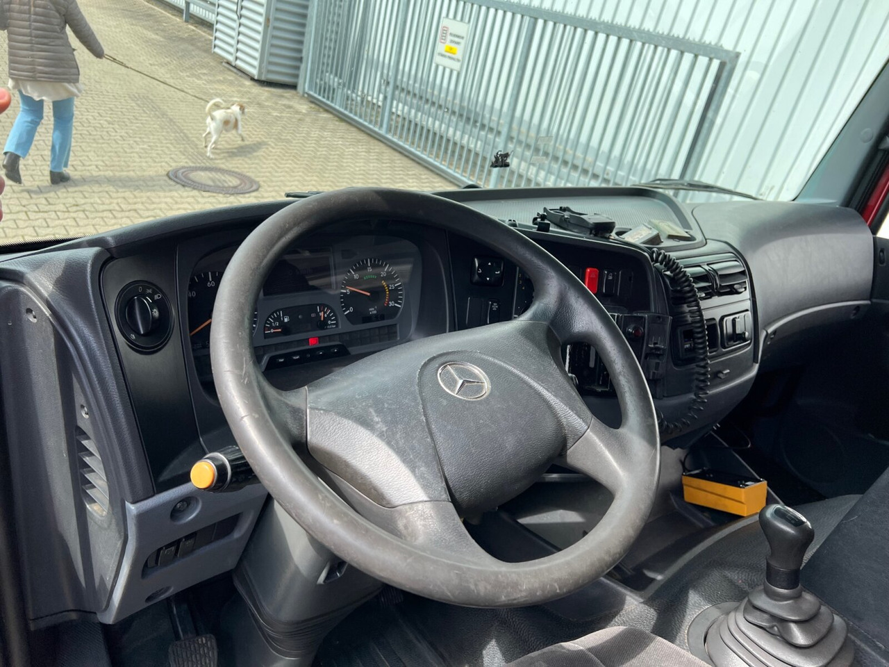 Interior photo 1: Tovornjak avtotransporter Mercedes-Benz Atego 1223 L 4x2 Atego 1223 L 4x2, Kompl. Zug, Lift- & Schiebeplateau, Funk