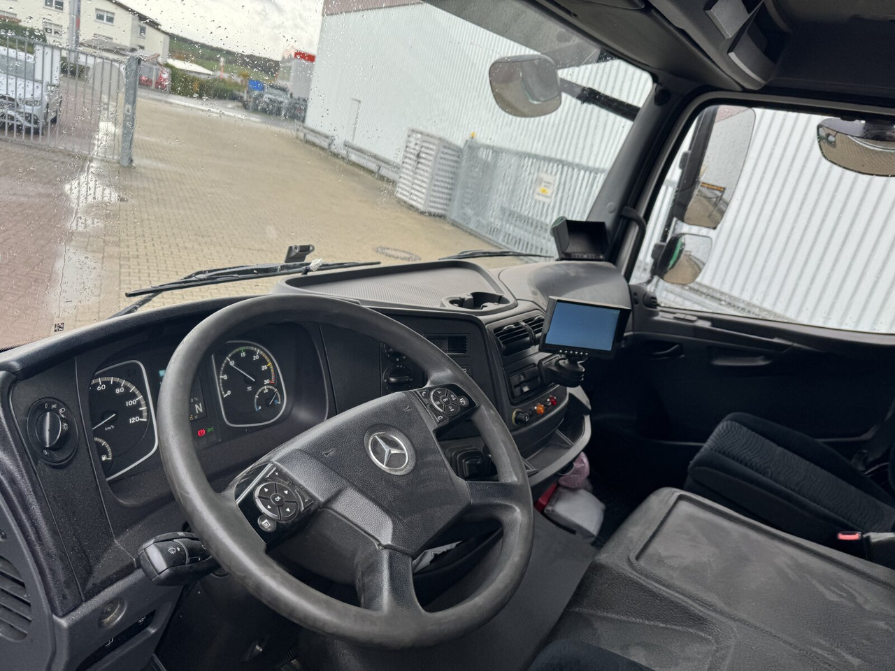 Mercedes-Benz Atego 1223 L 4x2 Atego 1223 L 4x2 mit Heckkran Atlas 88.3-A2L, Funk - Tovornjak z dvigalom, Tovornjak s kesonom: slika 5 Mercedes-Benz Atego 1223 L 4x2 Atego 1223 L 4x2 mit Heckkran Atlas 88.3-A2L, Funk - Tovornjak z dvigalom, Tovornjak s kesonom: slika 5