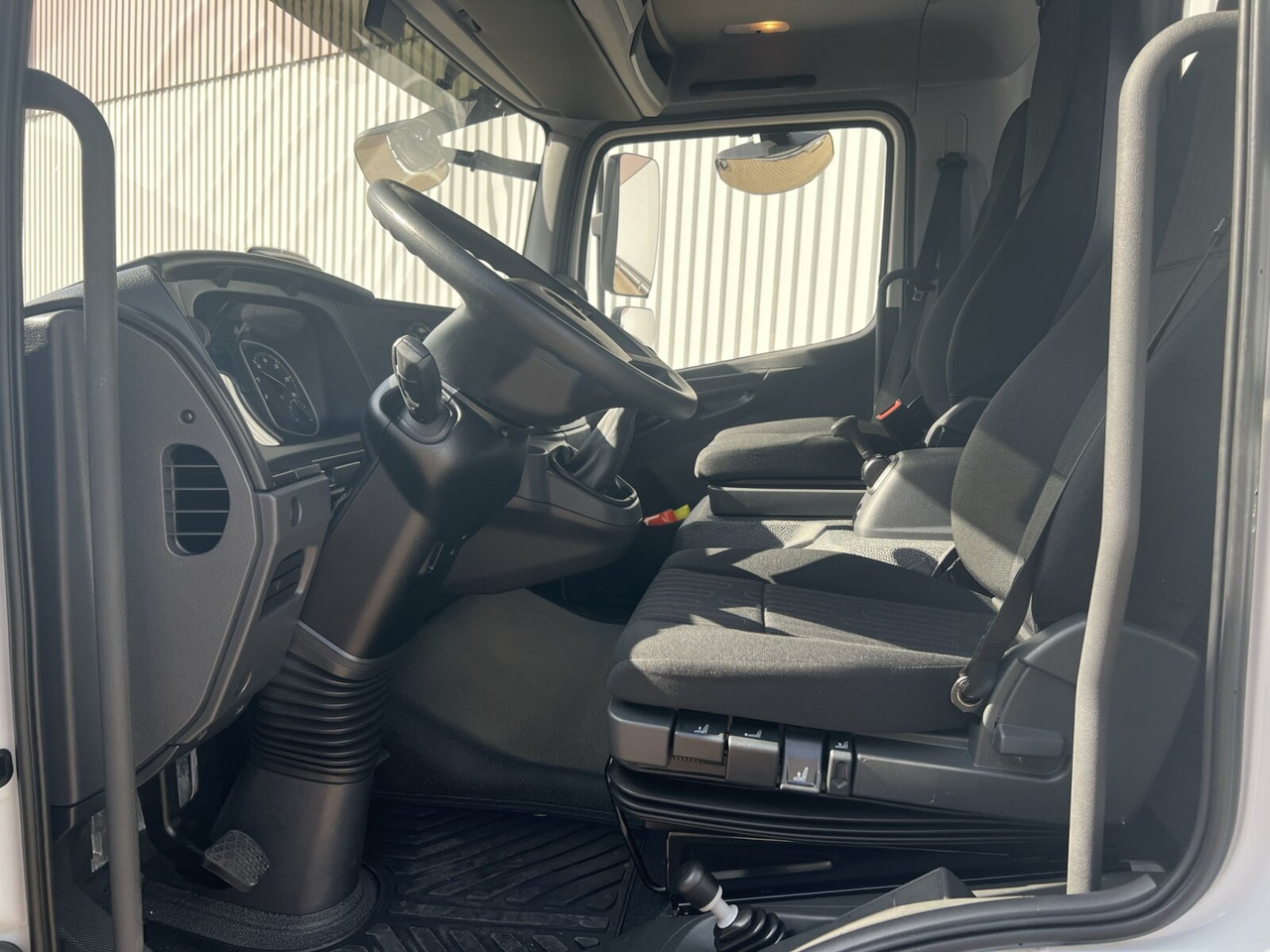 Mercedes-Benz Atego 818 K 4x2 Atego 818 K 4x2, 2x AHK, 5x VORHANDEN! - Tovornjak-šasija: slika 5 Mercedes-Benz Atego 818 K 4x2 Atego 818 K 4x2, 2x AHK, 5x VORHANDEN! - Tovornjak-šasija: slika 5