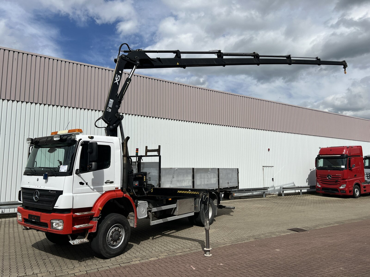 Mercedes-Benz Axor 1828 A 4x4 Axor 1828 A 4x4 mit Kran Hiab XS 166 E-5 - Tovornjak z dvigalom, Tovornjak s kesonom: slika 1 Mercedes-Benz Axor 1828 A 4x4 Axor 1828 A 4x4 mit Kran Hiab XS 166 E-5 - Tovornjak z dvigalom, Tovornjak s kesonom: slika 1