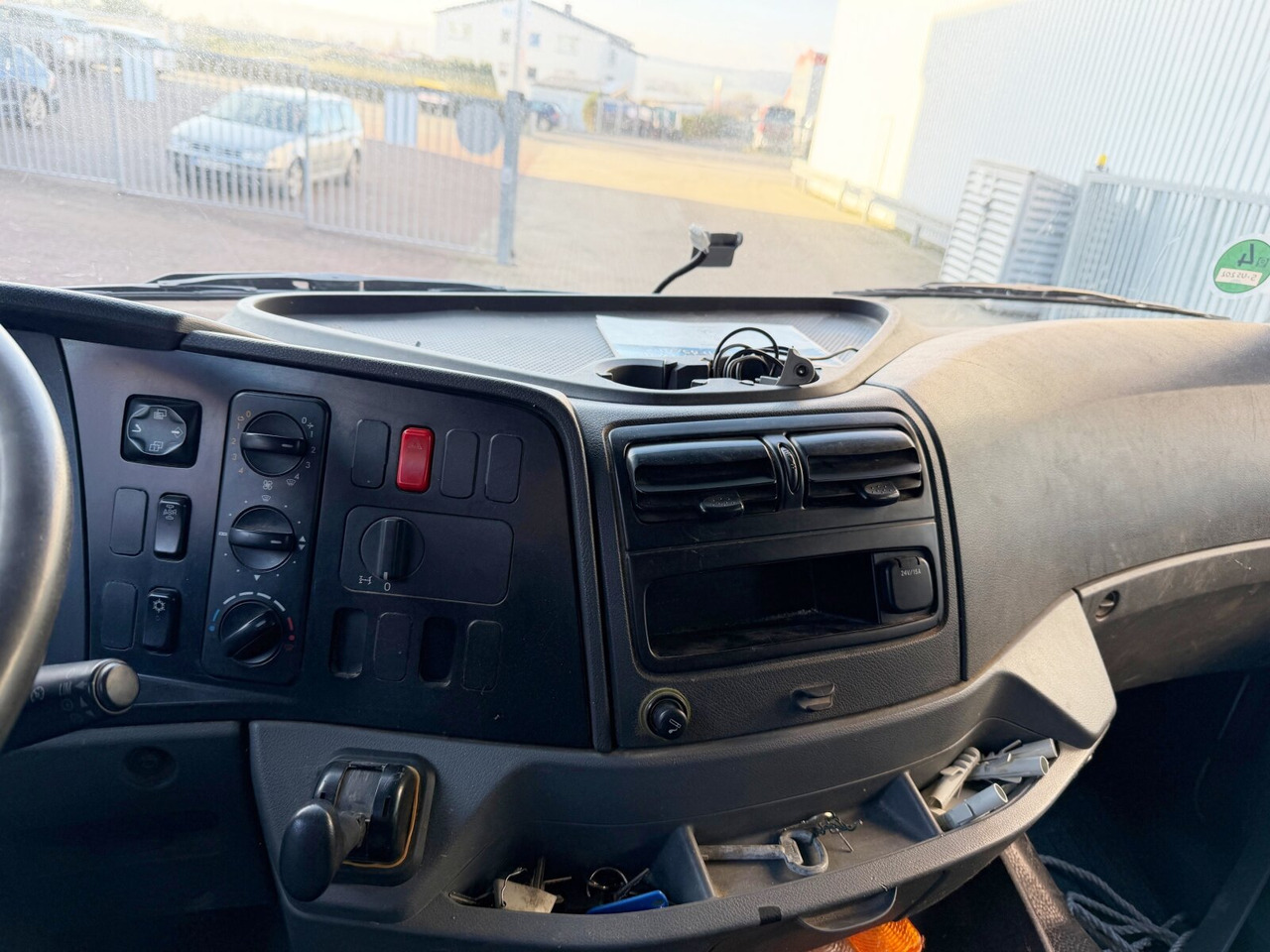 Mercedes-Benz Axor 1829 L 4x2 Axor 1829 L 4x2, 6-Sitzer - Tovornjak s kesonom: slika 4 Mercedes-Benz Axor 1829 L 4x2 Axor 1829 L 4x2, 6-Sitzer - Tovornjak s kesonom: slika 4