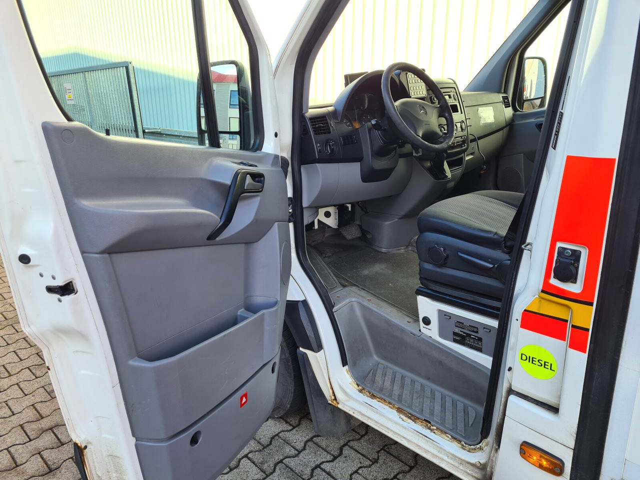 Mercedes-Benz Sprinter 316 KA 4x2 Sprinter 316 KA 4x2, Rettungswagen - Furgon: slika 4 Mercedes-Benz Sprinter 316 KA 4x2 Sprinter 316 KA 4x2, Rettungswagen - Furgon: slika 4