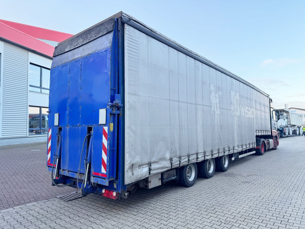 Renders NS4L32 NS4L32, Seilwinde, Edscha, hydr. Auffahrrampe - Polprikolica: slika 1 Renders NS4L32 NS4L32, Seilwinde, Edscha, hydr. Auffahrrampe - Polprikolica: slika 1