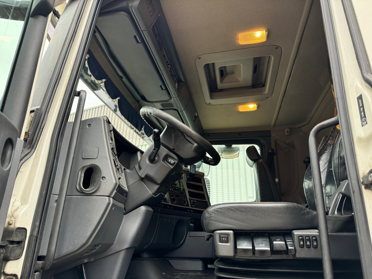 Interior photo 1: Tovornjak z dvigalom, Tovornjak s kesonom Scania R380 DB 4x2 MNA R380 DB 4x2 MNA, Platz für Heckkran, 2x AHK