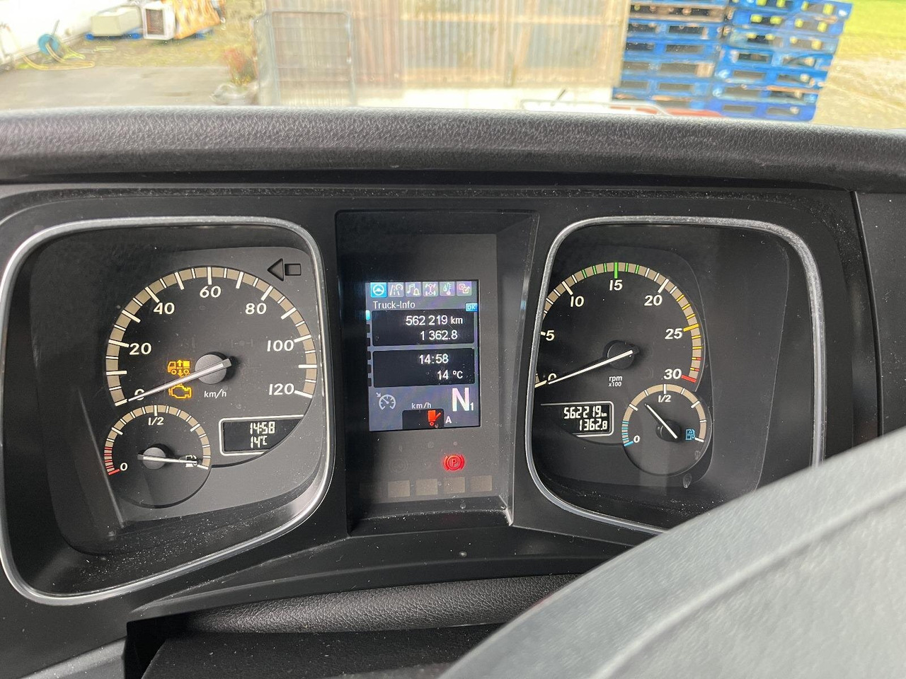 Mercedes-Benz Actros 1832 L 4x2 Actros 1832 L 4x2, Kühlkoffer, 2x Trennwand, Carrier, LBW BÄR - Tovornjak: slika 5 Mercedes-Benz Actros 1832 L 4x2 Actros 1832 L 4x2, Kühlkoffer, 2x Trennwand, Carrier, LBW BÄR - Tovornjak: slika 5