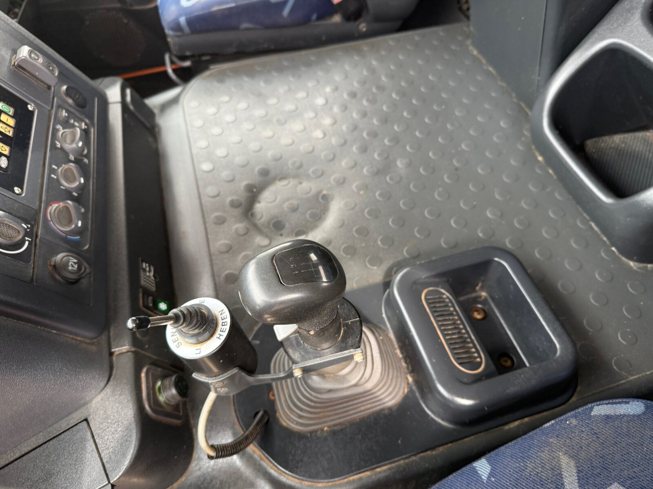 Trakker AT190T33W/P 4x4 Trakker AT190T33W/P 4x4, Winterdienstausstattung lizing Trakker AT190T33W/P 4x4 Trakker AT190T33W/P 4x4, Winterdienstausstattung: slika 6 Trakker AT190T33W/P 4x4 Trakker AT190T33W/P 4x4, Winterdienstausstattung lizing Trakker AT190T33W/P 4x4 Trakker AT190T33W/P 4x4, Winterdienstausstattung: slika 6