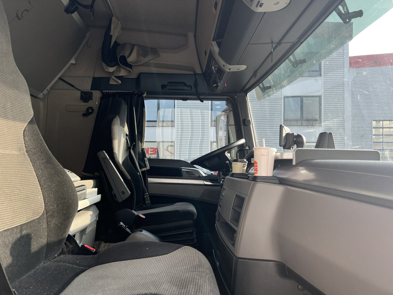 MAN TGX 18.500 4X2 LLS TGX 18.500 4X2 LLS, Retarder, Vollumer - Vlačilec: slika 5 MAN TGX 18.500 4X2 LLS TGX 18.500 4X2 LLS, Retarder, Vollumer - Vlačilec: slika 5