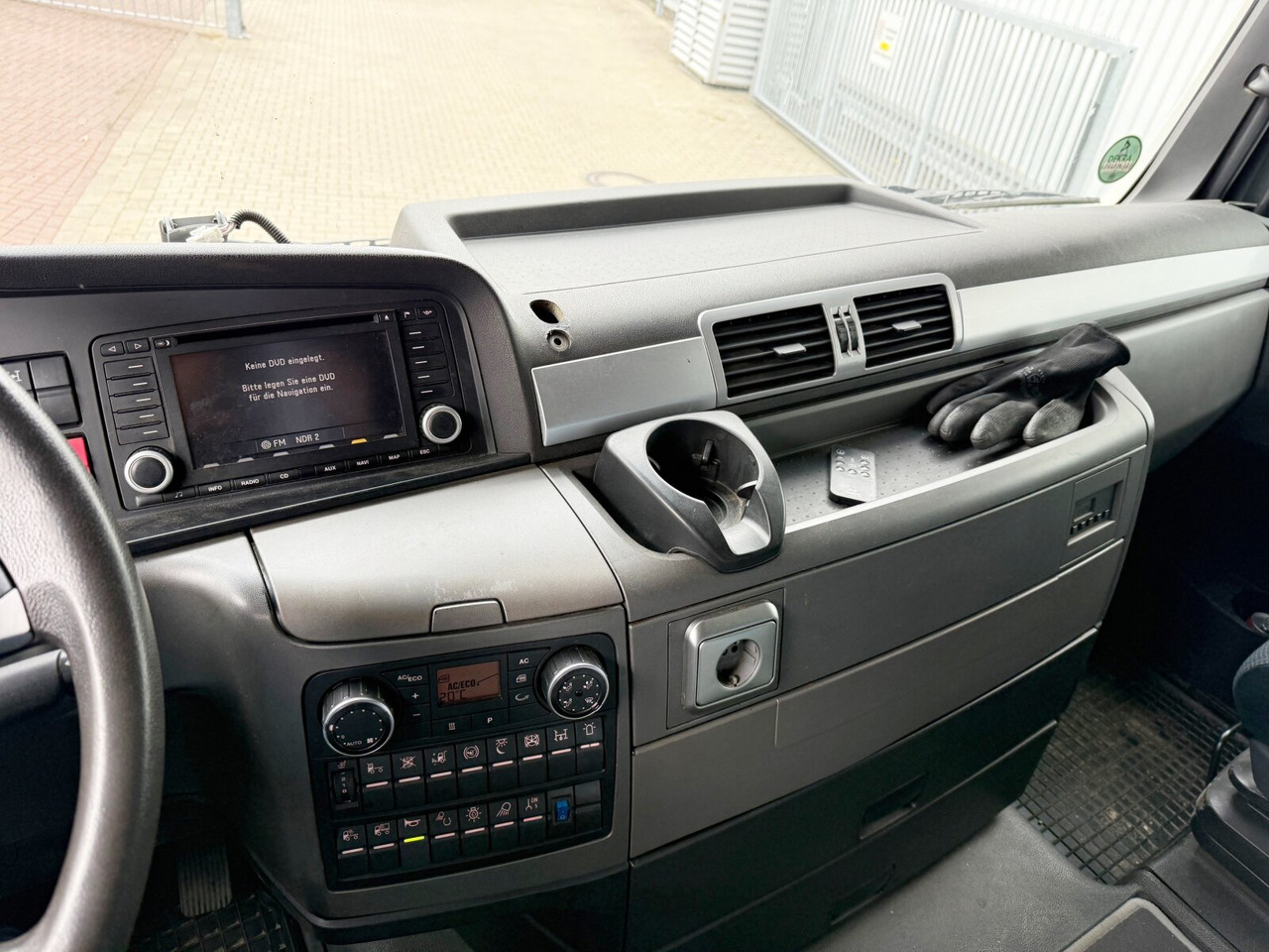 MAN TGX 26.480 6x4 BLS TGX 26.480 6x4 BLS, Retarder, XLX, Standklima, Hydraulik, zGG 90t - Vlačilec: slika 5 MAN TGX 26.480 6x4 BLS TGX 26.480 6x4 BLS, Retarder, XLX, Standklima, Hydraulik, zGG 90t - Vlačilec: slika 5