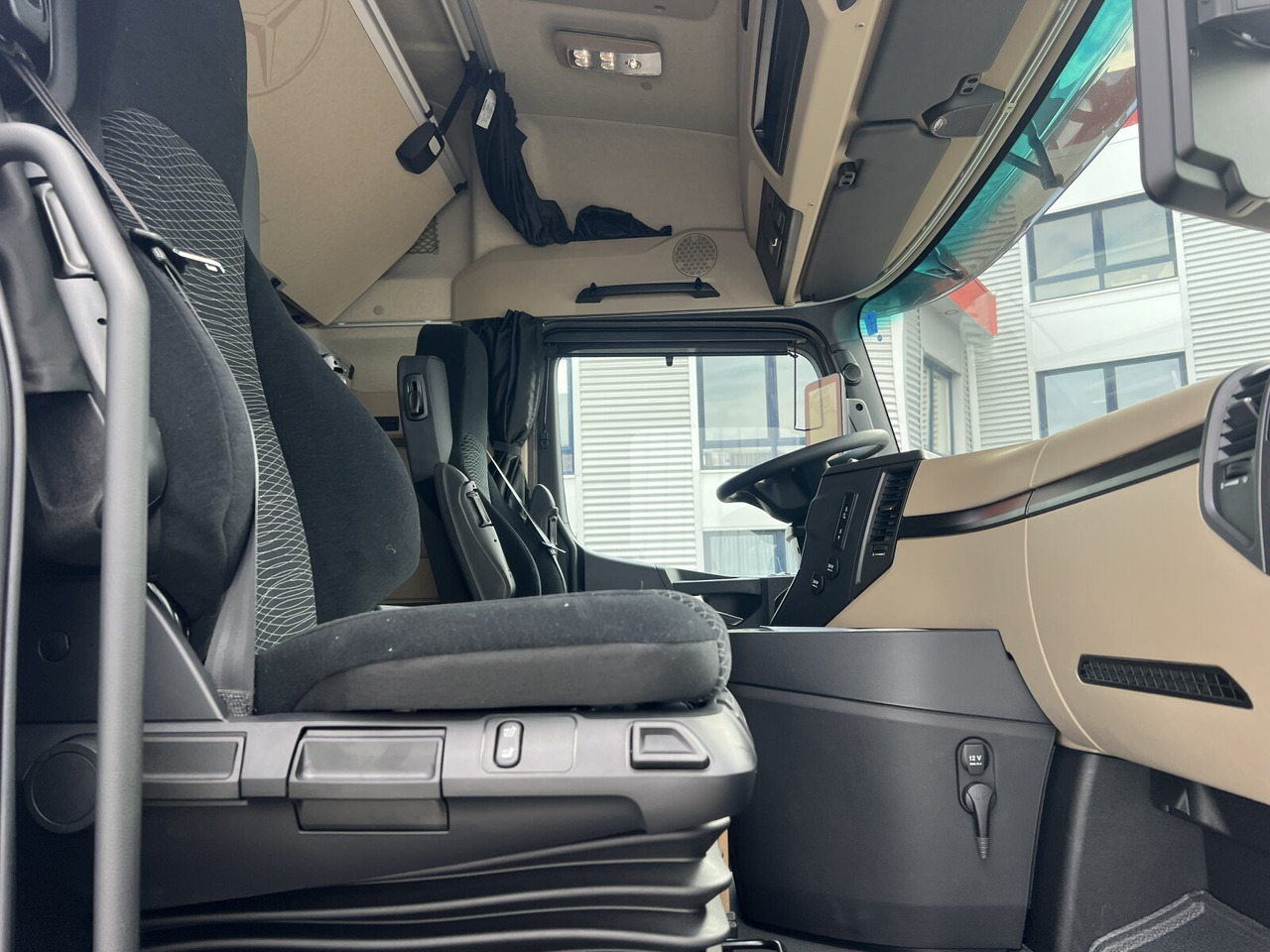 Mercedes-Benz Arocs 2653 LS 6x4 Arocs 2653 LS 6x4, Retarder, MirrorCam, MultimediaCockpit, Navi, LED - Vlačilec: slika 5 Mercedes-Benz Arocs 2653 LS 6x4 Arocs 2653 LS 6x4, Retarder, MirrorCam, MultimediaCockpit, Navi, LED - Vlačilec: slika 5