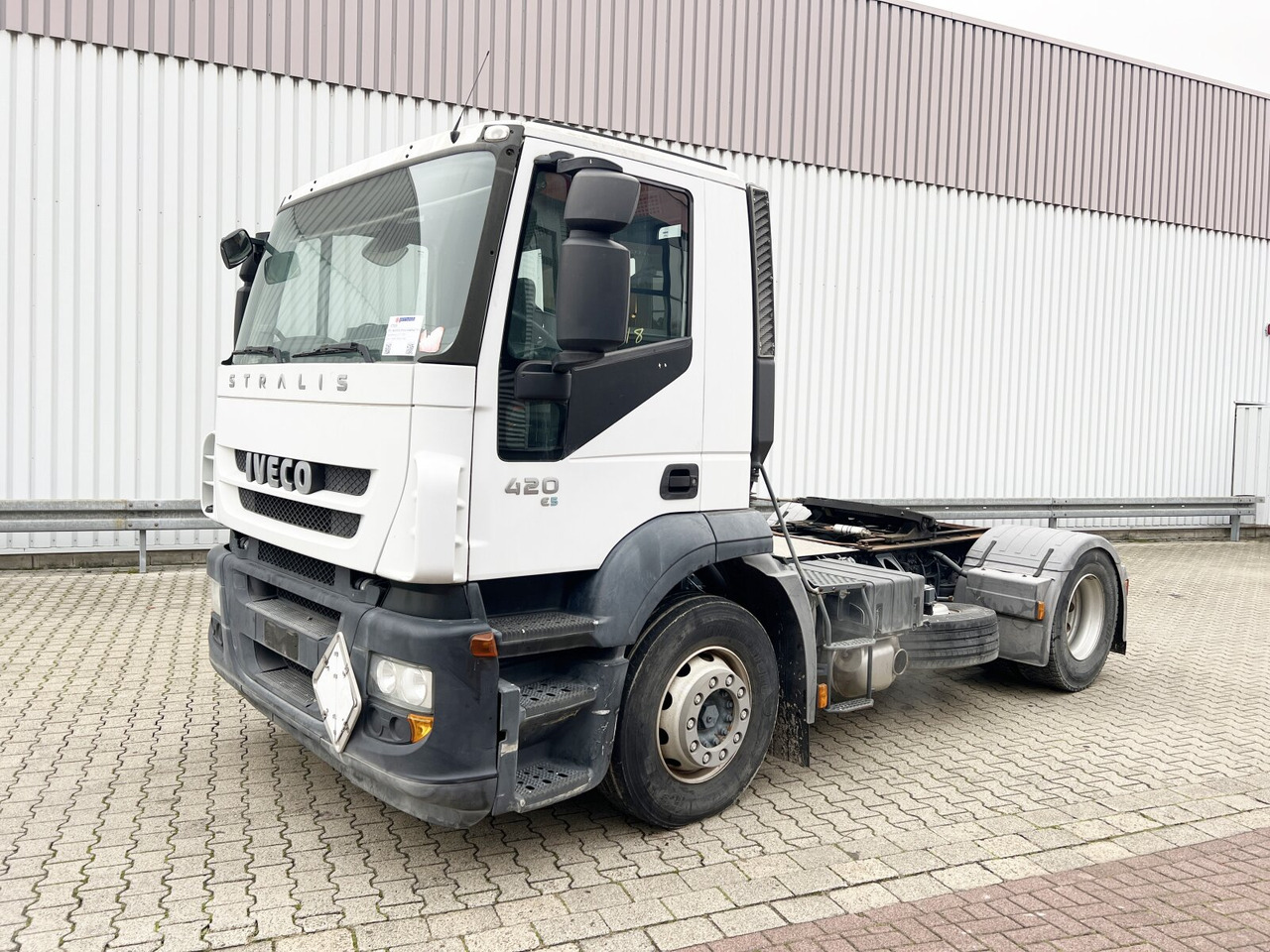 Stralis AD440S42T/P 4x2 Stralis AD440X42T/P 4x2, Ex- Army - Vlačilec: slika 1 Stralis AD440S42T/P 4x2 Stralis AD440X42T/P 4x2, Ex- Army - Vlačilec: slika 1