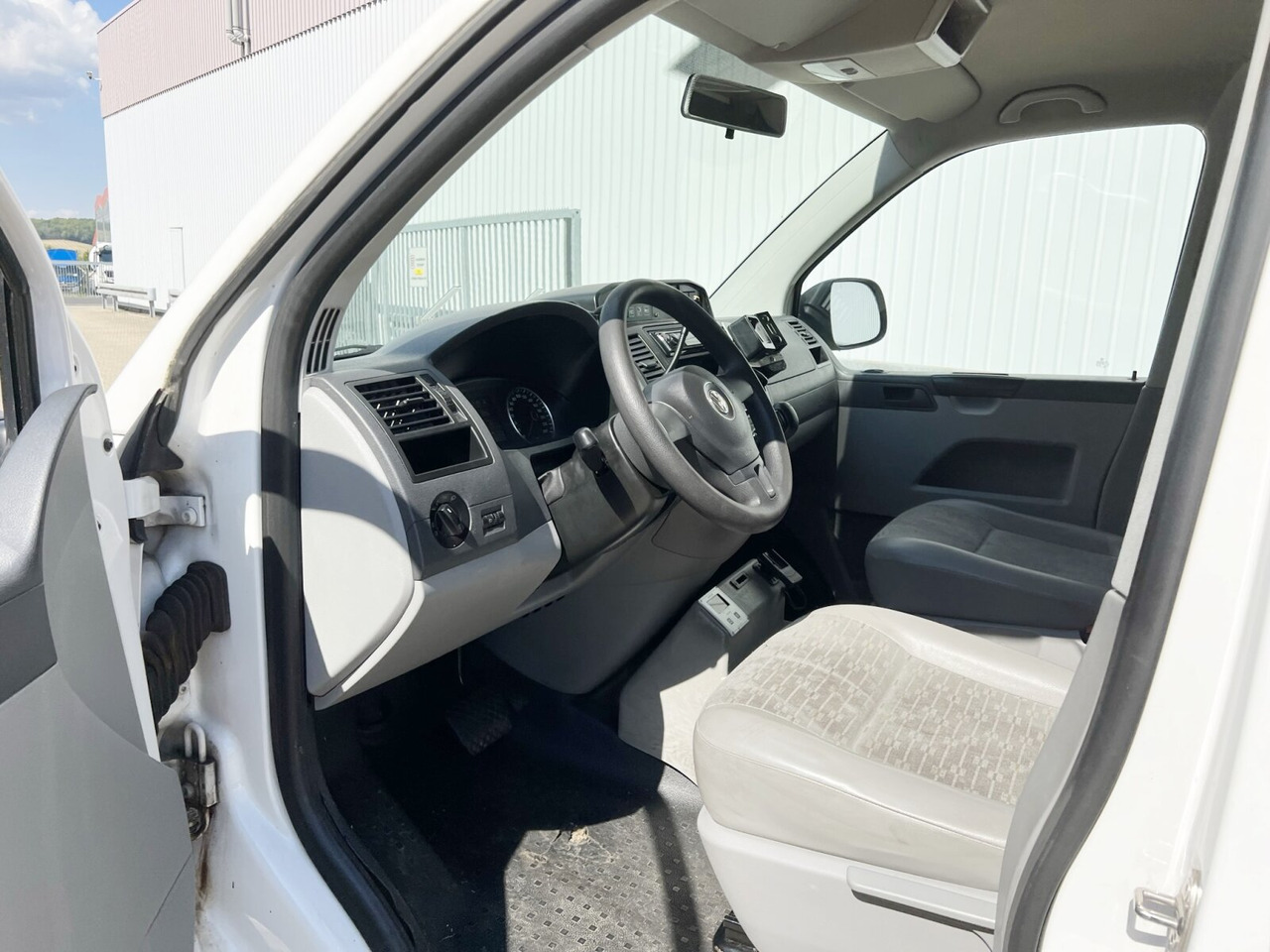 Volkswagen T5 2.0 TDI 4x2 T5 2.0 TDI 4x2, Krankenwagen - Reševalno vozilo: slika 3 Volkswagen T5 2.0 TDI 4x2 T5 2.0 TDI 4x2, Krankenwagen - Reševalno vozilo: slika 3