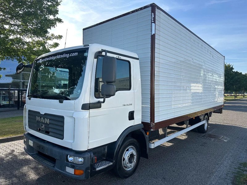 MAN TGL 12.210 MANUAL + 2000 KG LIFT + 2.60 M HIGH BIG BOX + AIRCO + SPRING / SPRING + 3 SEATS - Tovornjak zabojnik: slika 1 MAN TGL 12.210 MANUAL + 2000 KG LIFT + 2.60 M HIGH BIG BOX + AIRCO + SPRING / SPRING + 3 SEATS - Tovornjak zabojnik: slika 1