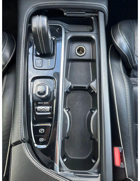 SUV Volvo XC90 B5 AWD + R-DESIGN + FULL LEATHER + 360 CAMERA + NAVI + AHK + HARMAN KARDON: slika 17