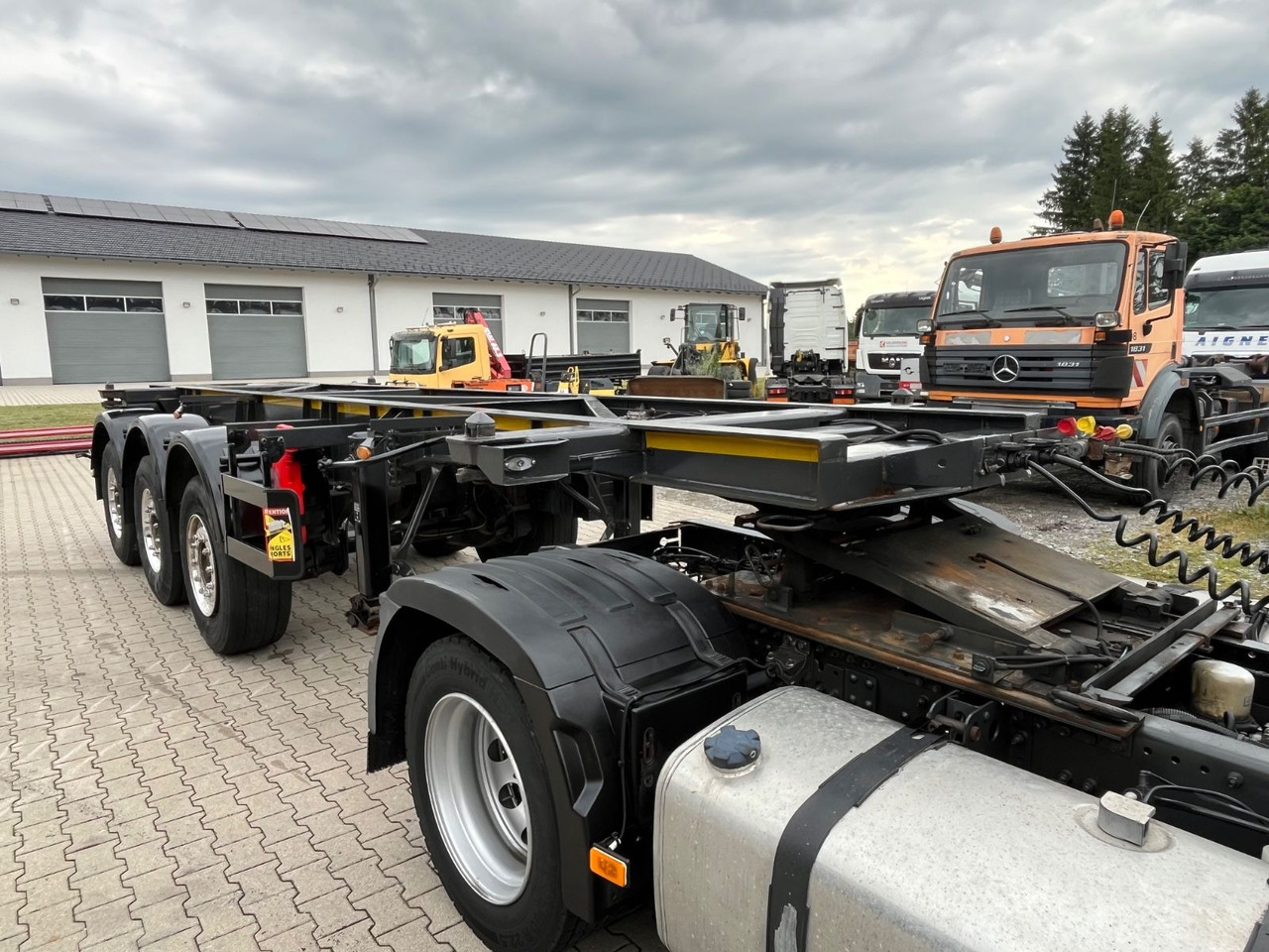 Schwarzmüller S1 R-Serie Tank Chassis ADR SAF Alufelgen - Kontejnerska polprikolica/ Polprikolica z zamenljivim tovoriščem: slika 3 Schwarzmüller S1 R-Serie Tank Chassis ADR SAF Alufelgen - Kontejnerska polprikolica/ Polprikolica z zamenljivim tovoriščem: slika 3