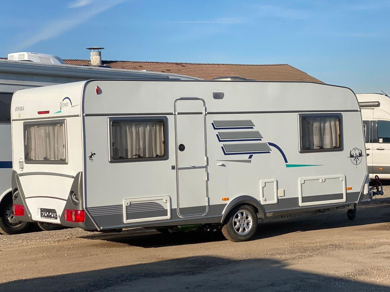 HYMER / ERIBA / HYMERCAR Nova 530 Swing mit Längsbetten und Moser, top Zu - Počitniška prikolica: slika 5 HYMER / ERIBA / HYMERCAR Nova 530 Swing mit Längsbetten und Moser, top Zu - Počitniška prikolica: slika 5