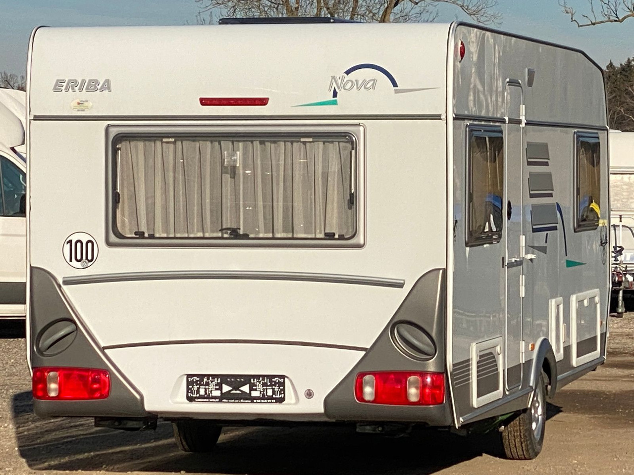 HYMER / ERIBA / HYMERCAR Nova 530 Swing mit Längsbetten und Moser, top Zu - Počitniška prikolica: slika 4 HYMER / ERIBA / HYMERCAR Nova 530 Swing mit Längsbetten und Moser, top Zu - Počitniška prikolica: slika 4