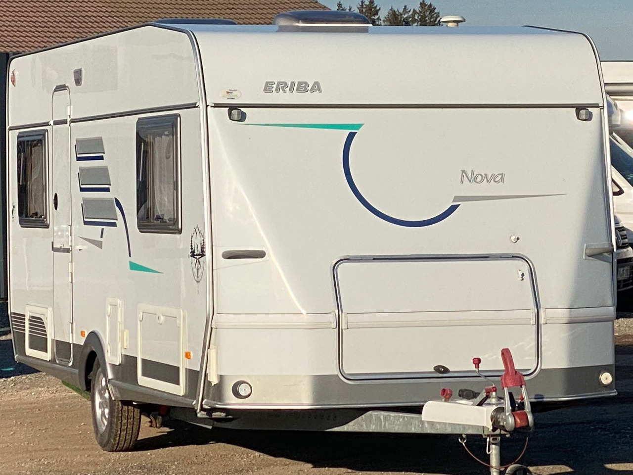 HYMER / ERIBA / HYMERCAR Nova 530 Swing mit Längsbetten und Moser, top Zu - Počitniška prikolica: slika 2 HYMER / ERIBA / HYMERCAR Nova 530 Swing mit Längsbetten und Moser, top Zu - Počitniška prikolica: slika 2