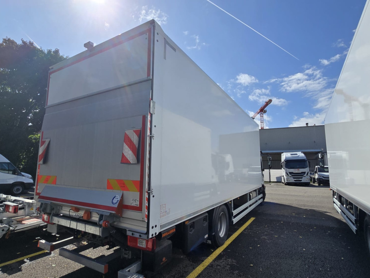 IVECO Eurocargo ML160E28/FP Koffer mit Ladebordwand - Tovornjak zabojnik: slika 2 IVECO Eurocargo ML160E28/FP Koffer mit Ladebordwand - Tovornjak zabojnik: slika 2