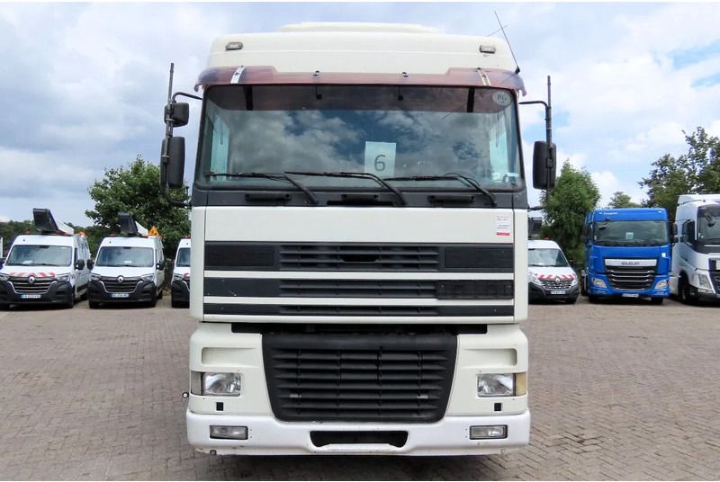 DAF XF 95.430 Manual diesel injection! Manual gearbox! - Tovornjak s ponjavo: slika 4 DAF XF 95.430 Manual diesel injection! Manual gearbox! - Tovornjak s ponjavo: slika 4