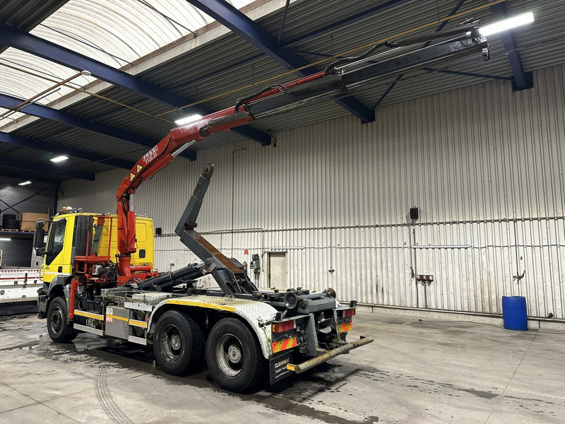 Iveco TRAKKER 350 6x4 HOOKLIFT + CRANE FASSI F120.22 (5/6 F) - *342.000km* - STEEL SPRING / BIG AXLES - AS TRONIC AUTOMATIC GEARBOX - Kotalni prekucni tovornjak, Tovornjak z dvigalom: slika 4 Iveco TRAKKER 350 6x4 HOOKLIFT + CRANE FASSI F120.22 (5/6 F) - *342.000km* - STEEL SPRING / BIG AXLES - AS TRONIC AUTOMATIC GEARBOX - Kotalni prekucni tovornjak, Tovornjak z dvigalom: slika 4