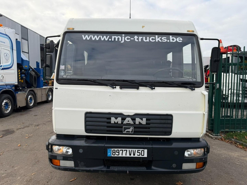 MAN 10.225 LC CLOSED BOX / KOFFER - DOKA - MANUAL GEARBOX - *344.000km* - STEEL SPRING / BLATT / LAMES - BE TRUCK - Tovornjak zabojnik: slika 2 MAN 10.225 LC CLOSED BOX / KOFFER - DOKA - MANUAL GEARBOX - *344.000km* - STEEL SPRING / BLATT / LAMES - BE TRUCK - Tovornjak zabojnik: slika 2