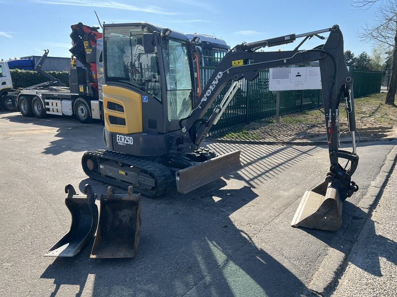 Volvo ECR25D 3 BAKKEN - 635 UREN - SLOOP + SORTEERFUNCTIE - EXTRA HYDR. LEIDINGEN - Mini bager: slika 1 Volvo ECR25D 3 BAKKEN - 635 UREN - SLOOP + SORTEERFUNCTIE - EXTRA HYDR. LEIDINGEN - Mini bager: slika 1