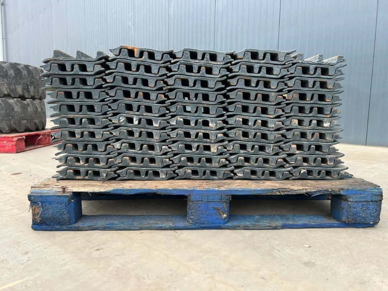 Hyundai R210 / R215 / R220 Shoes 3 Grouser 600mm - Okvir/ Šasija za Gradbeni stroj: slika 5 Hyundai R210 / R215 / R220 Shoes 3 Grouser 600mm - Okvir/ Šasija za Gradbeni stroj: slika 5