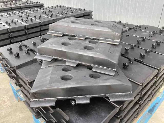 Volvo Rubber Asphalt Pads - Okvir/ Šasija za Gradbeni stroj: slika 1 Volvo Rubber Asphalt Pads - Okvir/ Šasija za Gradbeni stroj: slika 1