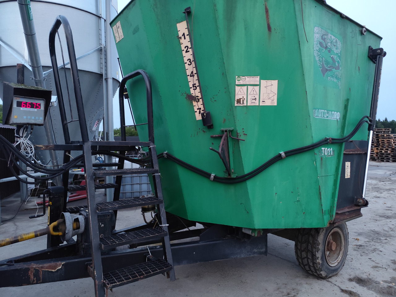 Auto-Agro T-011 - Mešalnik za krmo: slika 1 Auto-Agro T-011 - Mešalnik za krmo: slika 1