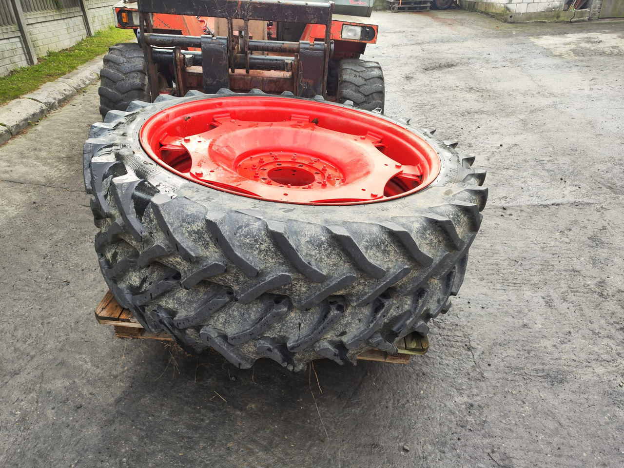 Koła 2 szt. felgi + opony TAURUS 11.2 R48 (fendt 312) - Kompletno kolo za Kmetijski stroj: slika 1 Koła 2 szt. felgi + opony TAURUS 11.2 R48 (fendt 312) - Kompletno kolo za Kmetijski stroj: slika 1