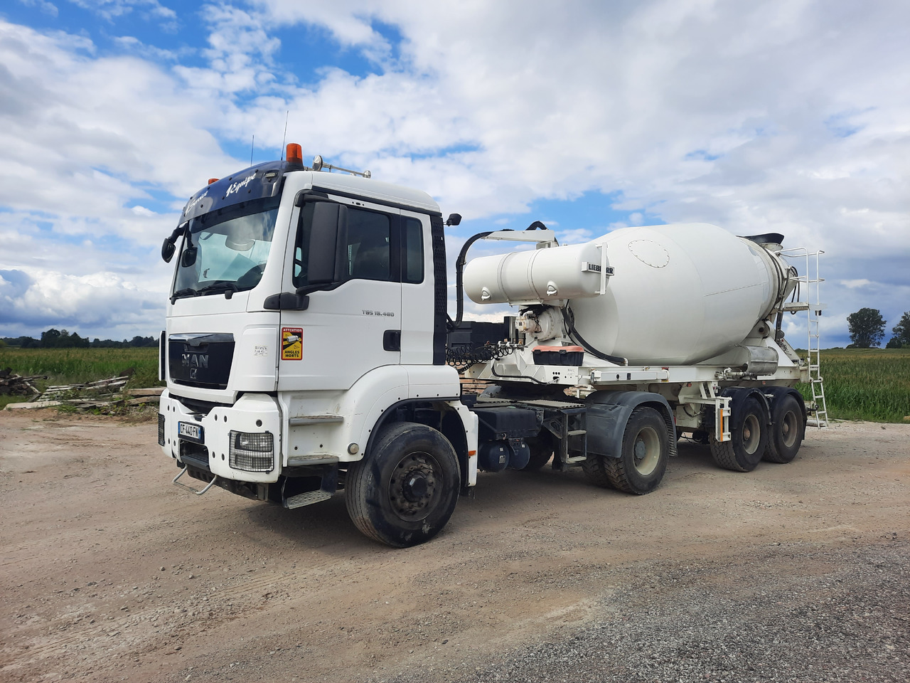 LIEBHERR 10 m3 - Polprikolica mešalec betona: slika 2 LIEBHERR 10 m3 - Polprikolica mešalec betona: slika 2