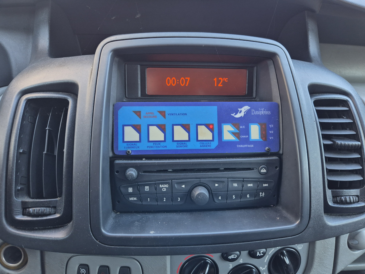 RENAULT Trafic 2.0 dCi 115 KM - Reševalno vozilo: slika 3 RENAULT Trafic 2.0 dCi 115 KM - Reševalno vozilo: slika 3