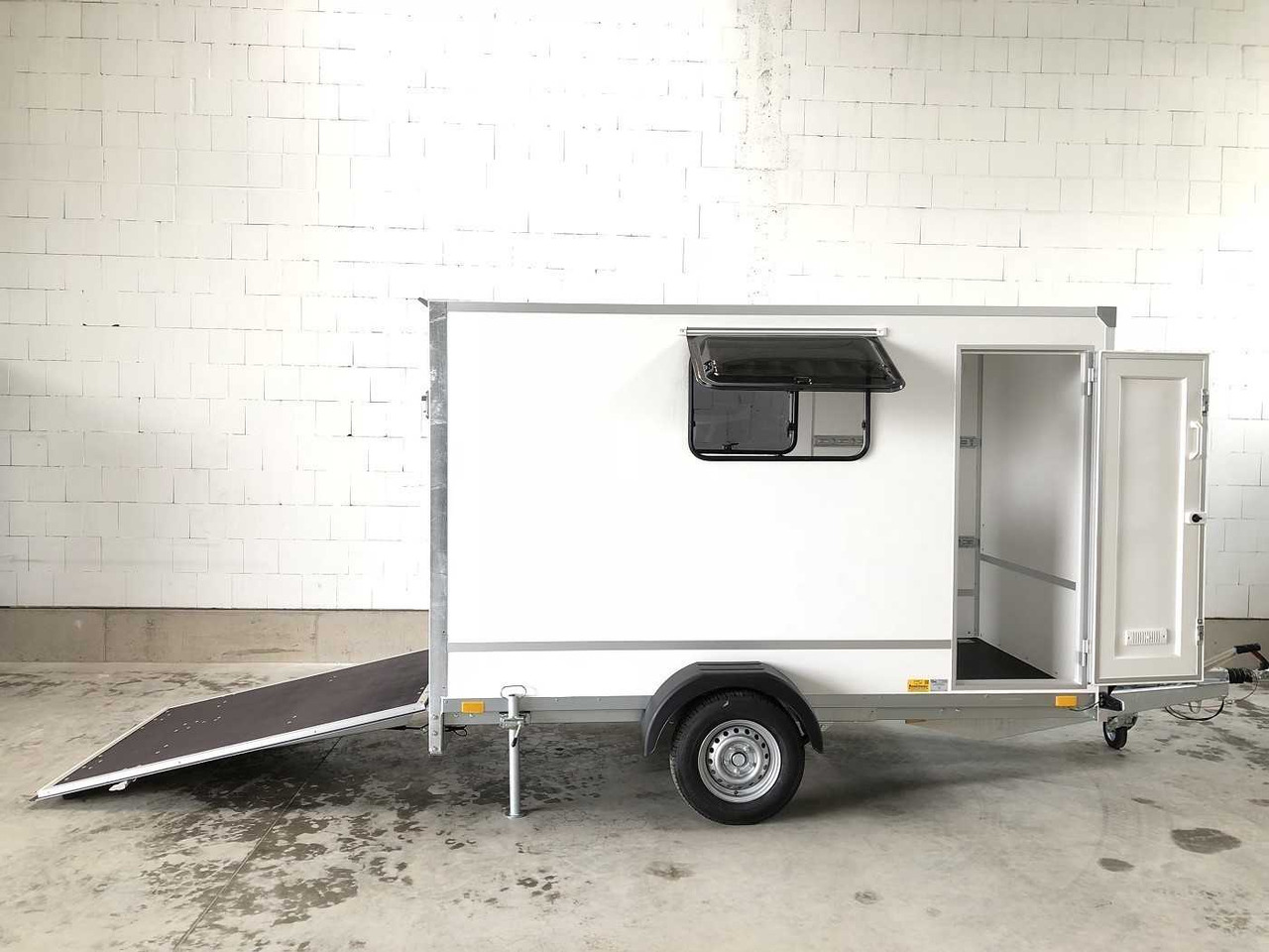 BLYSS F1330HD Rampe Tür 2 Fenster Kofferanhänger - Prikolica zabojnik: slika 1 BLYSS F1330HD Rampe Tür 2 Fenster Kofferanhänger - Prikolica zabojnik: slika 1