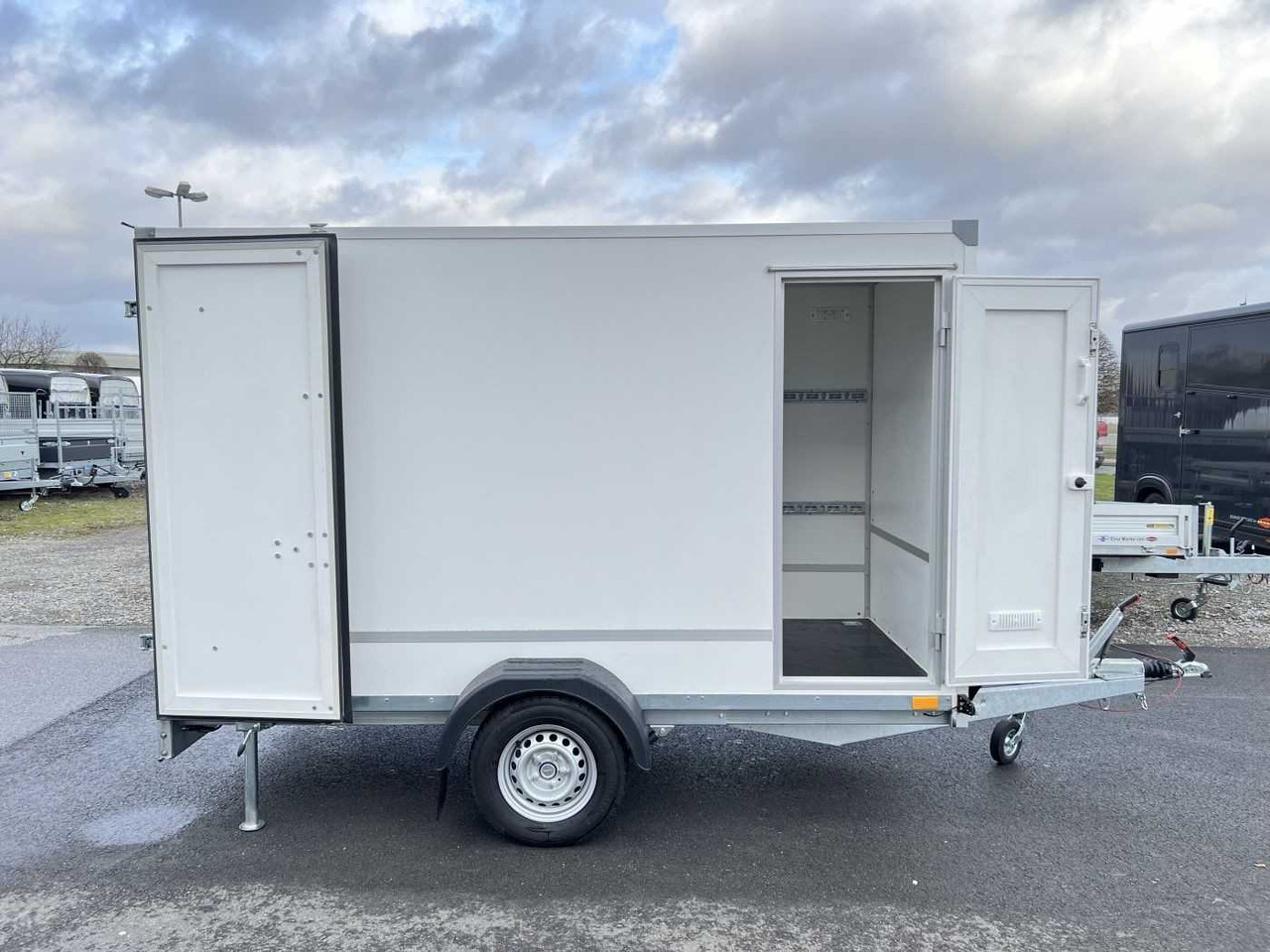 BLYSS F1330HD Seitentür Kofferanhänger - Prikolica zabojnik: slika 1 BLYSS F1330HD Seitentür Kofferanhänger - Prikolica zabojnik: slika 1