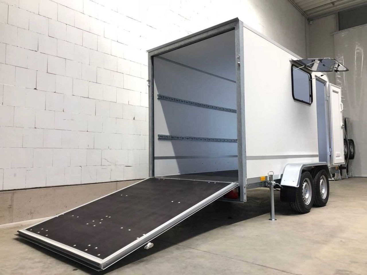 BLYSS F2036HTD Ram.,Tür, Fenst.,Aero Kofferanhänger - Prikolica za prevoz motorjev: slika 4 BLYSS F2036HTD Ram.,Tür, Fenst.,Aero Kofferanhänger - Prikolica za prevoz motorjev: slika 4