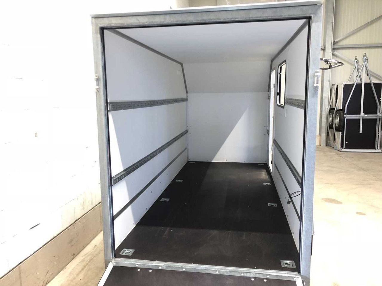 BLYSS F2036HTD Ram.,Tür, Fenst.,Aero Kofferanhänger - Prikolica za prevoz motorjev: slika 5 BLYSS F2036HTD Ram.,Tür, Fenst.,Aero Kofferanhänger - Prikolica za prevoz motorjev: slika 5