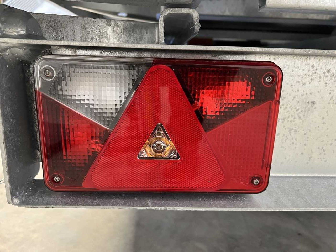 Nov Kiper prikolica CHEVAL LIBERTE DEBON PW3.3E Black Gitter Dreiseitenkipper: slika 27 Nov Kiper prikolica CHEVAL LIBERTE DEBON PW3.3E Black Gitter Dreiseitenkipper: slika 27