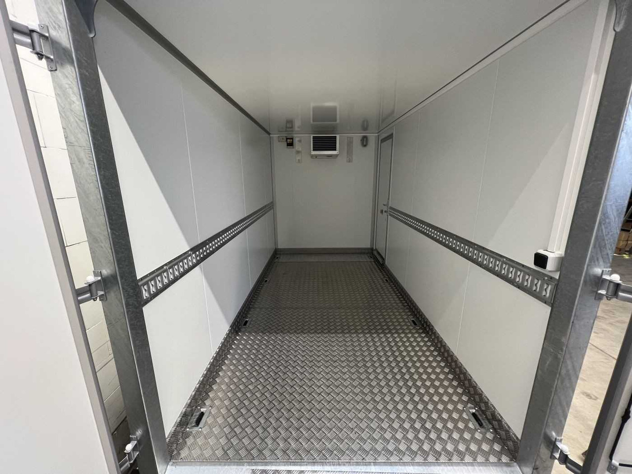 VEZEKO TK C 30.35 KH Rampe ausziehbar Kühlanhänger - Prikolica hladilnik: slika 4 VEZEKO TK C 30.35 KH Rampe ausziehbar Kühlanhänger - Prikolica hladilnik: slika 4
