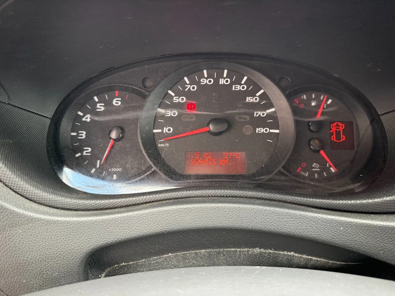 Renault Master Master 130HP Koffer mit Ladebordwand / Euro6 / TOP ZUSTAND - Dostavno vozilo z zabojnikom: slika 3 Renault Master Master 130HP Koffer mit Ladebordwand / Euro6 / TOP ZUSTAND - Dostavno vozilo z zabojnikom: slika 3