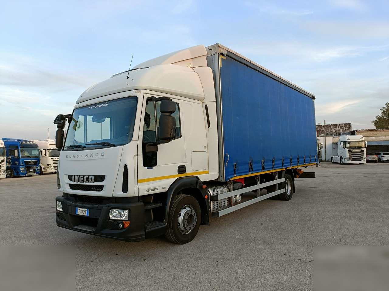 Tovornjak s ponjavo IVECO EUROCARGO 120E25: slika 1