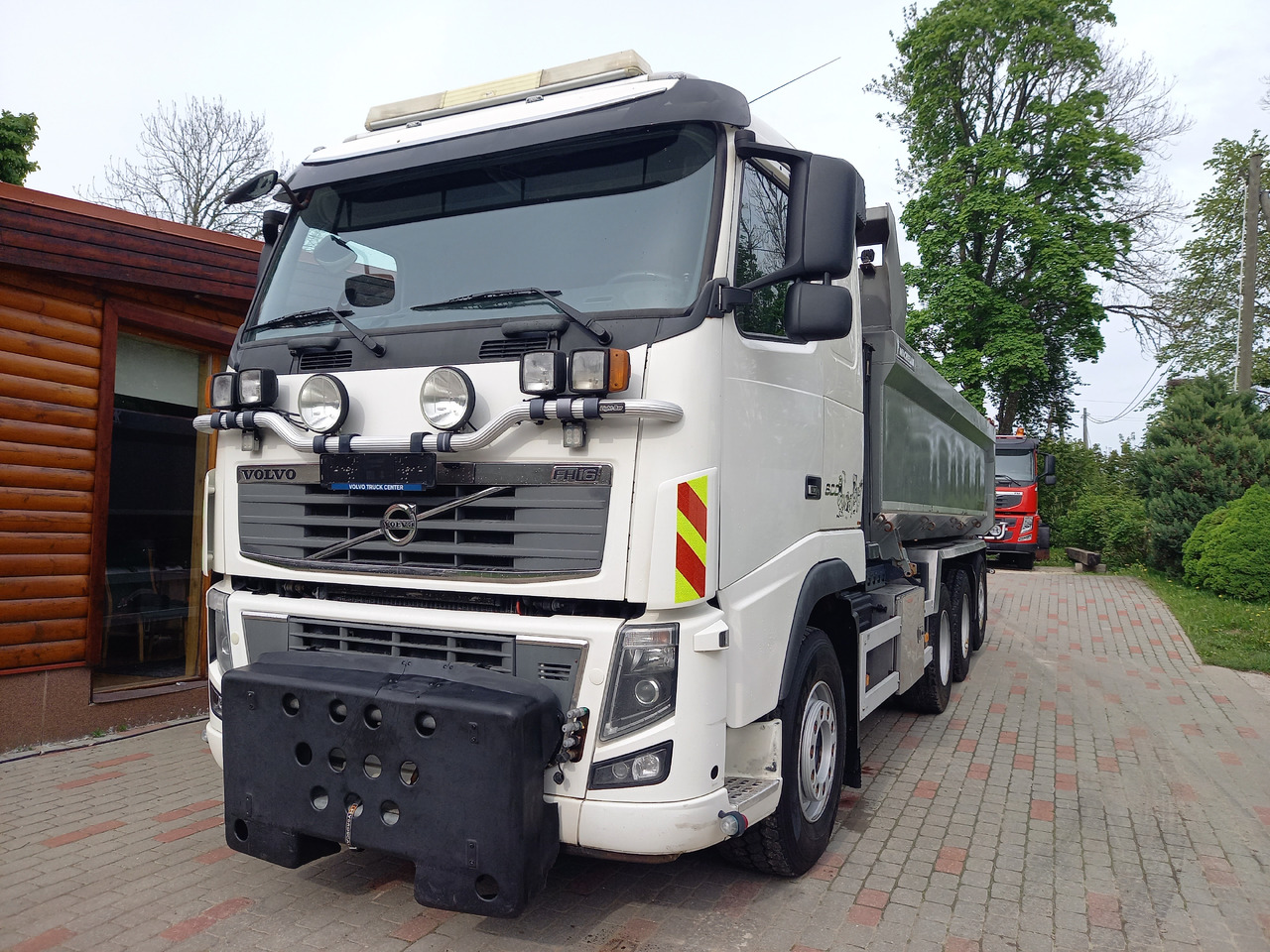 VOLVO FH16, 8x4, BIG AXLES, RETARDER, GW 39500 KG - Tovornjak prekucnik: slika 3 VOLVO FH16, 8x4, BIG AXLES, RETARDER, GW 39500 KG - Tovornjak prekucnik: slika 3