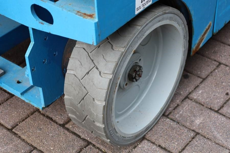 Škarjasta dvižna ploščad Genie GS2646 Electric, Working Height 9.80m, Capacity 45: slika 13 Škarjasta dvižna ploščad Genie GS2646 Electric, Working Height 9.80m, Capacity 45: slika 13