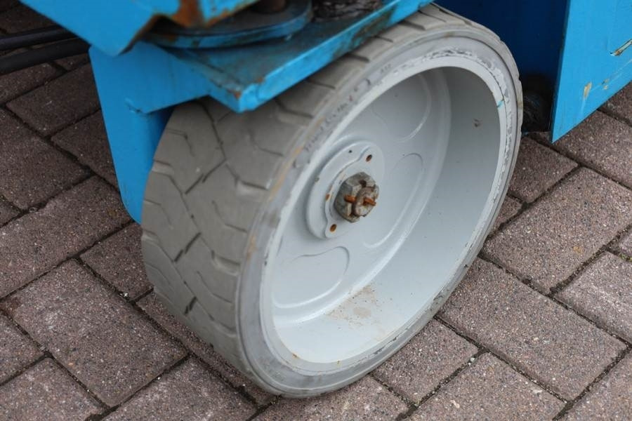 Škarjasta dvižna ploščad Genie GS2646 Electric, Working Height 9.80m, Capacity 45: slika 11 Škarjasta dvižna ploščad Genie GS2646 Electric, Working Height 9.80m, Capacity 45: slika 11