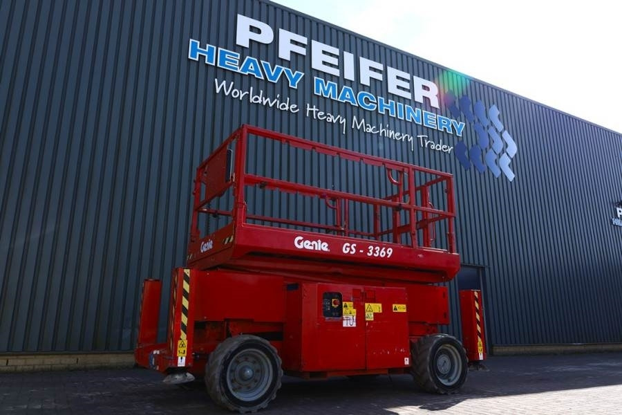 Škarjasta dvižna ploščad Genie GS3369DC Electric, 11.9m Working Height, 454kg Cap: slika 1